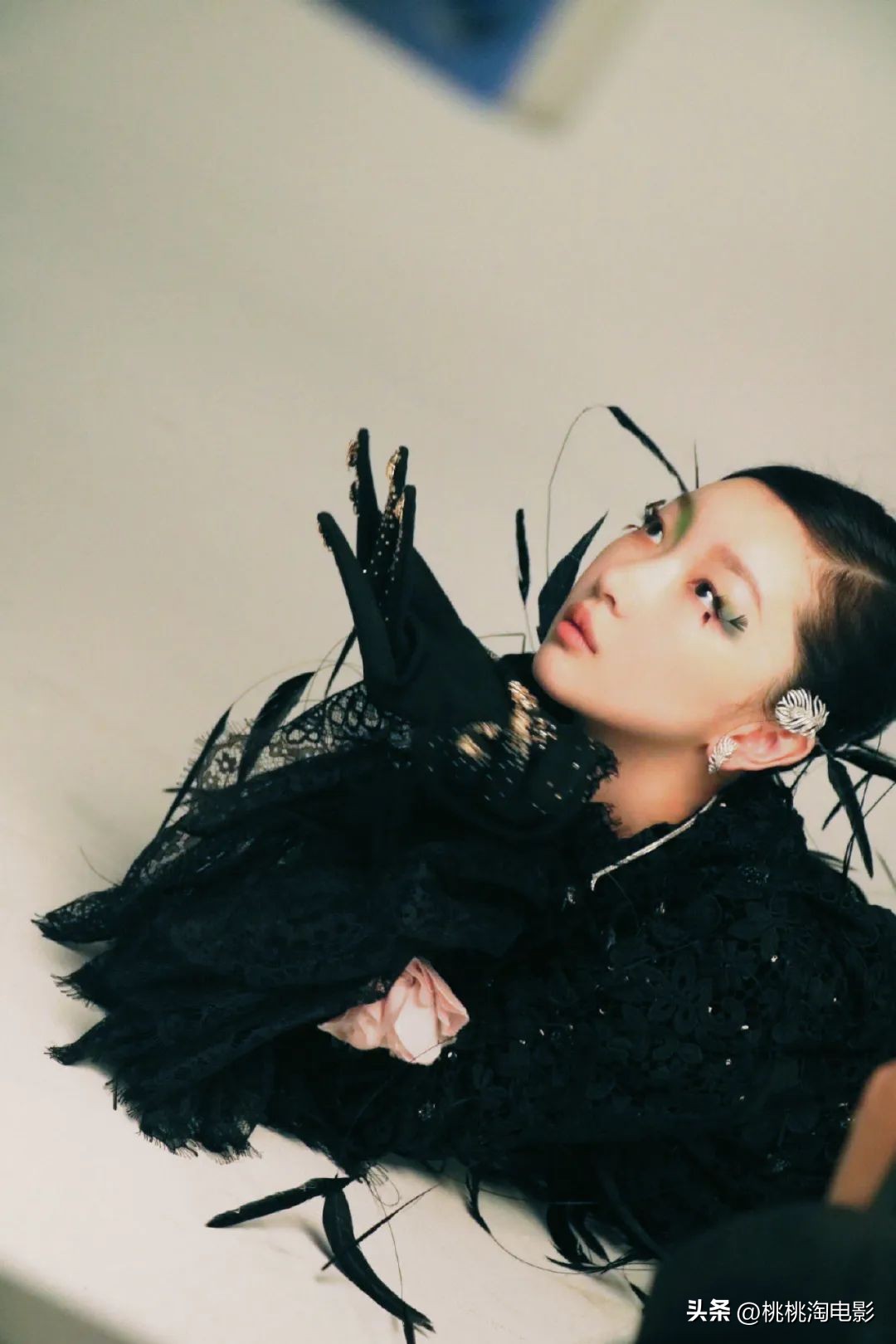 周冬雨嘉人封面生成图片,周冬雨影后图