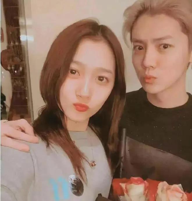 2020微博之夜关晓彤领奖鹿晗台下,关晓彤官宣后有拍吻戏吗