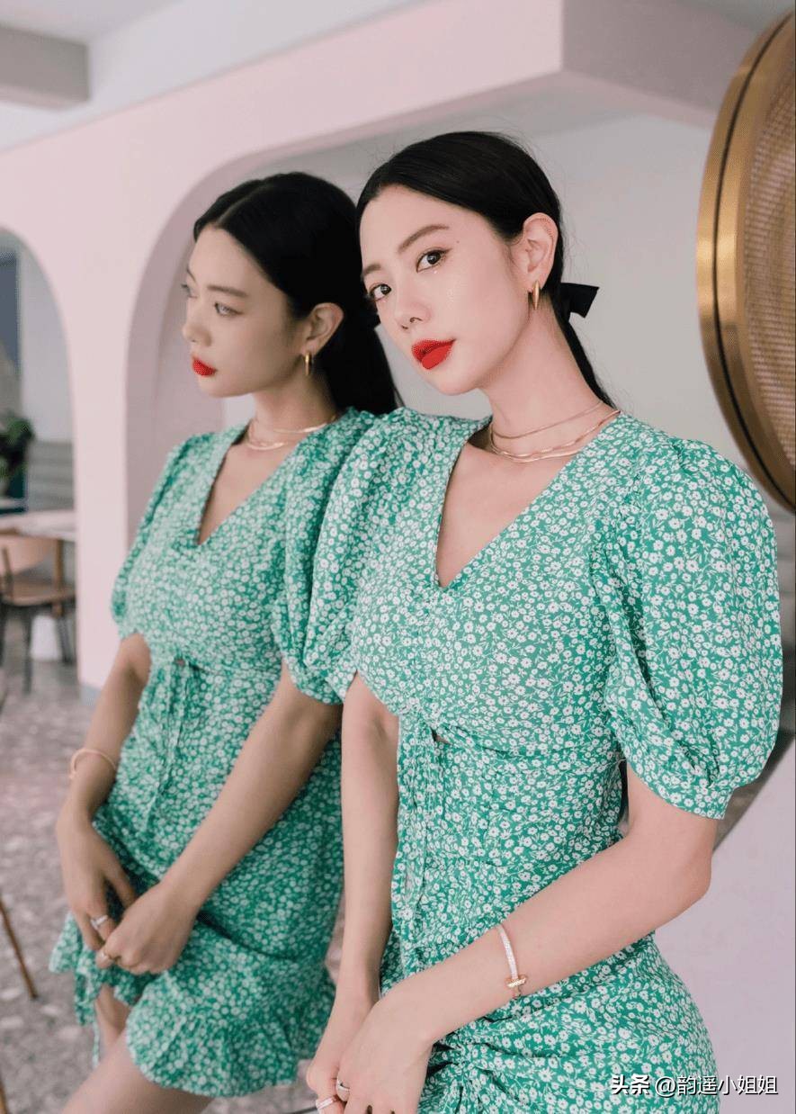 克拉拉穿运动裤 (克拉拉穿着露脐装)