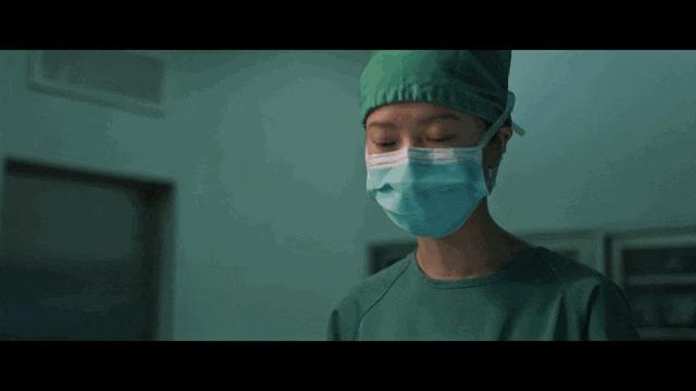 白衣天使无所畏惧负重前行,白衣天使不顾自己的安危