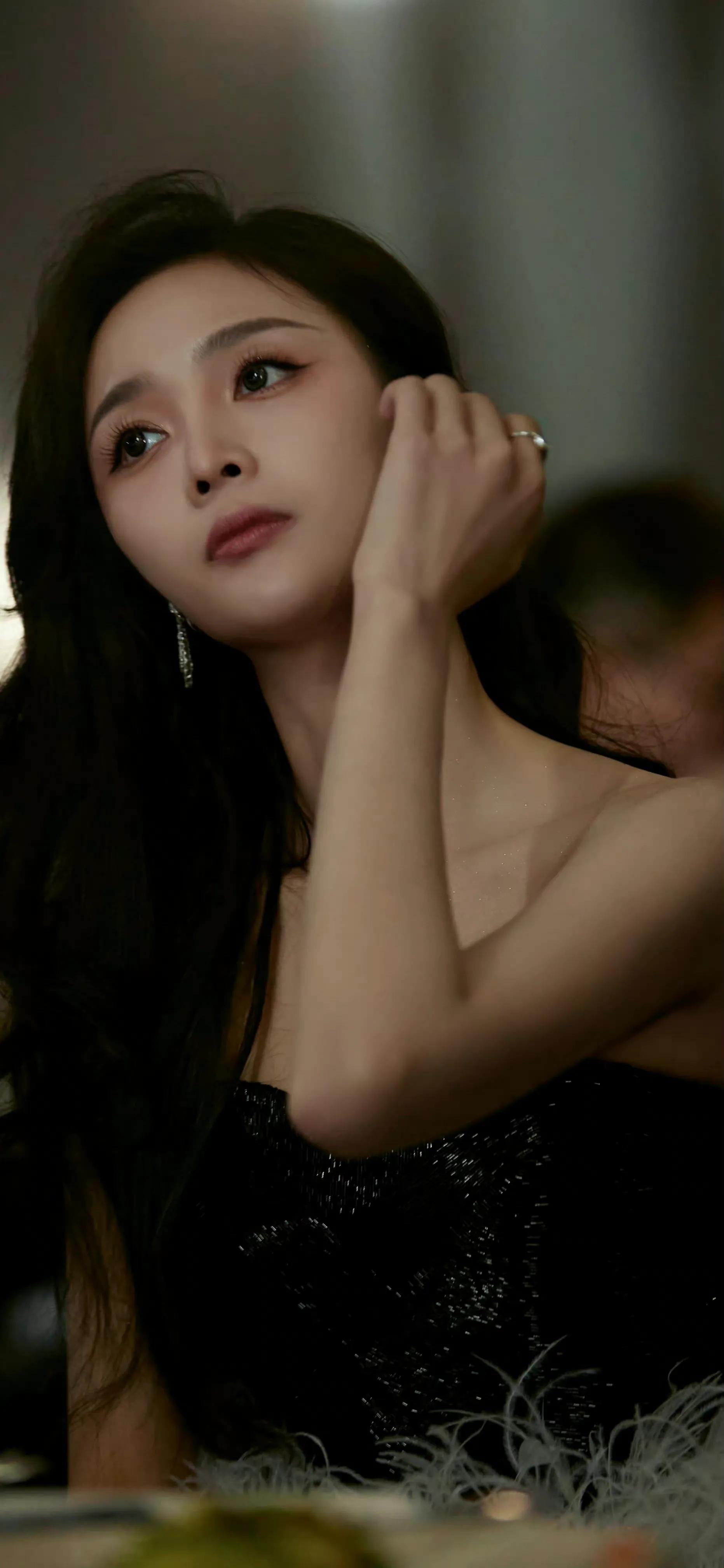 超酷美女壁纸图集可保存,长发飘飘粉色裙子美女壁纸