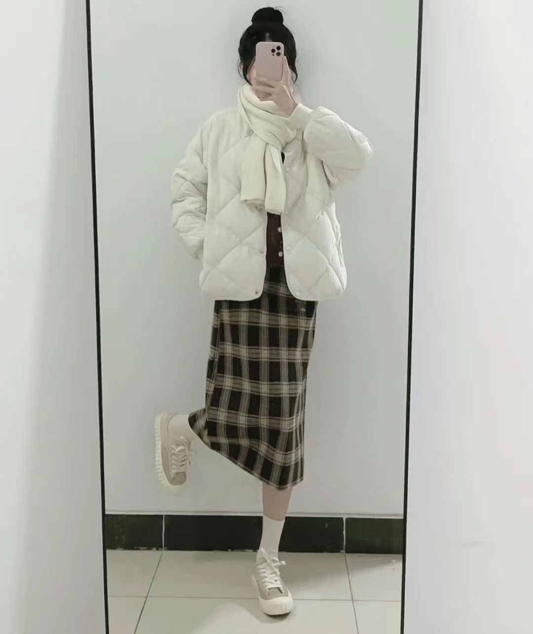 浅蓝色羽绒服怎样搭配黑色半身裙,短款白色羽绒服的最佳搭配半身裙