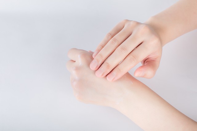 身上长白斑小红点和色斑什么病,皮肤上起白斑黑斑是什么原因