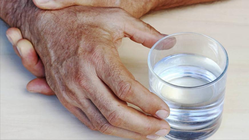 手指僵硬发胀怎么回事,手指僵硬不是风湿是怎么回事