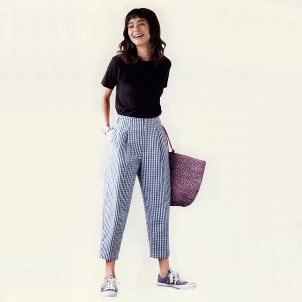 女生穿运动鞋最时尚的穿搭,宽松t恤女中长款搭配什么鞋