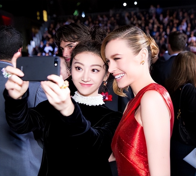 强捧不红景甜：坐拥3.5亿豪宅被张继科拒婚，资源逆天金主成谜