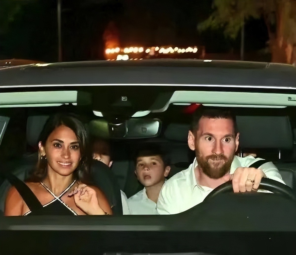 梅西归队全队夹道欢迎完整版,梅西回归大巴黎欢迎仪式