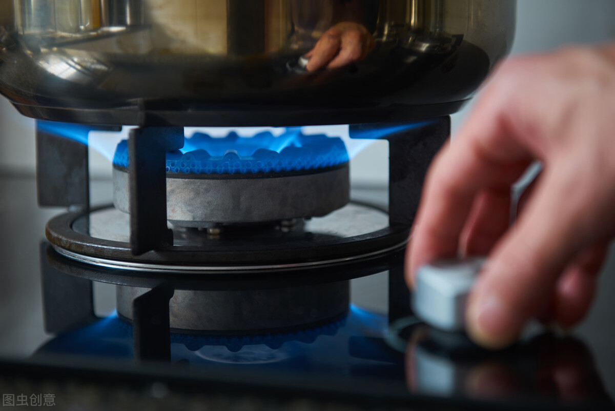 燃气灶打着后十几秒自动熄火,有熄火保护的燃气灶打着又灭