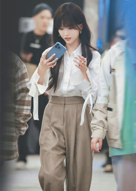 浅卡其色牛仔裤搭配夏天,高级感白色短袖搭配牛仔裤