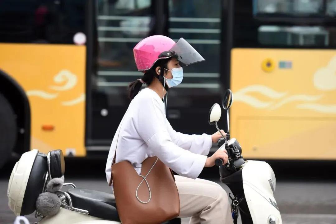 公民是自己健康的第一责任人与骑电动车戴头盔