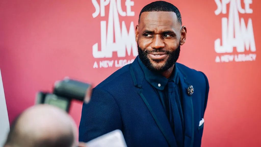 官宣：10亿美金！詹姆斯成为身价最高的球员，现金占了5亿美金