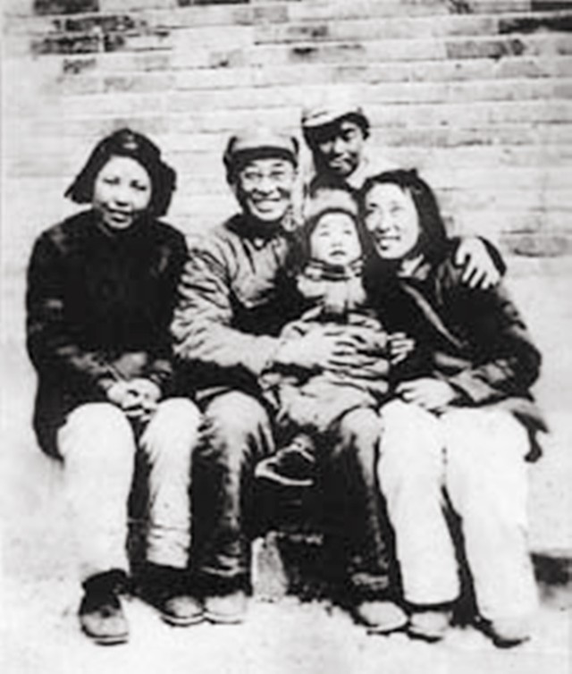 陈赓当选候补委员，问毛主席：候谁的补？旁人回答让大家捧腹大笑