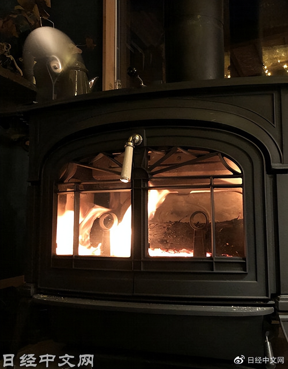 日本人自己做饭,自己劈柴烧火