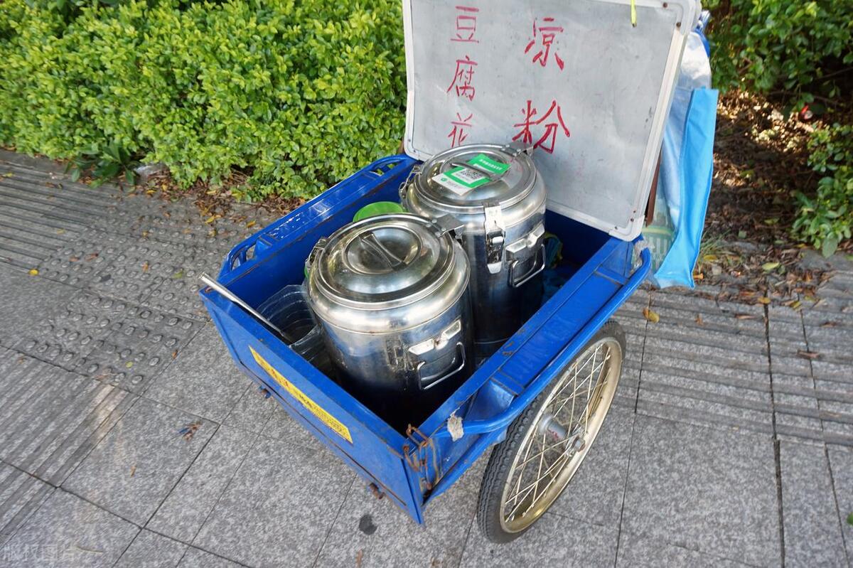 摆糖水地摊一晚能赚300吗,创业在街边卖糖水会赚钱吗