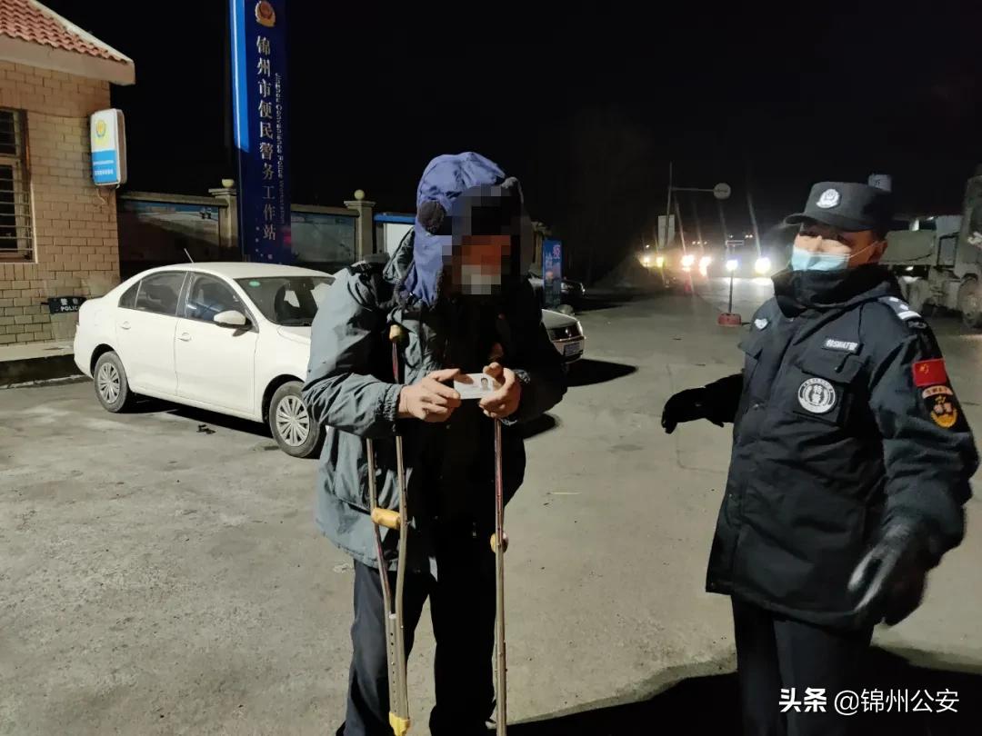 六旬老伯迷路救助民警温暖回家路,年满七旬迷路民警暖心及时救助