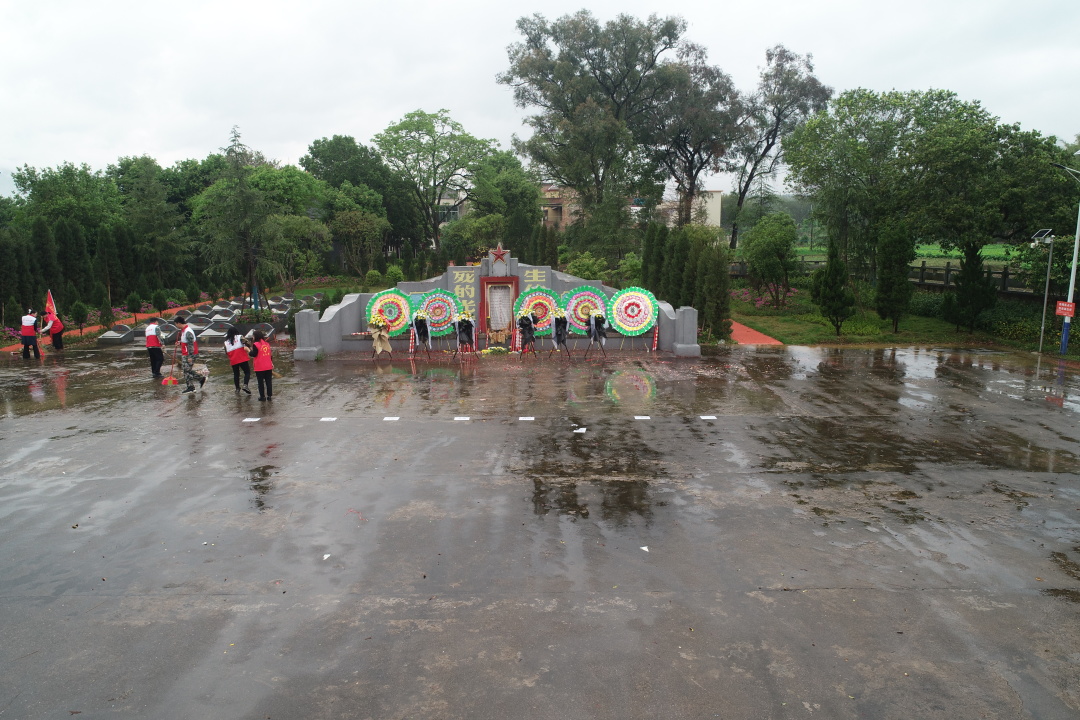 群众送鲜花缅怀英烈,鲜花祭英烈植树寄哀思