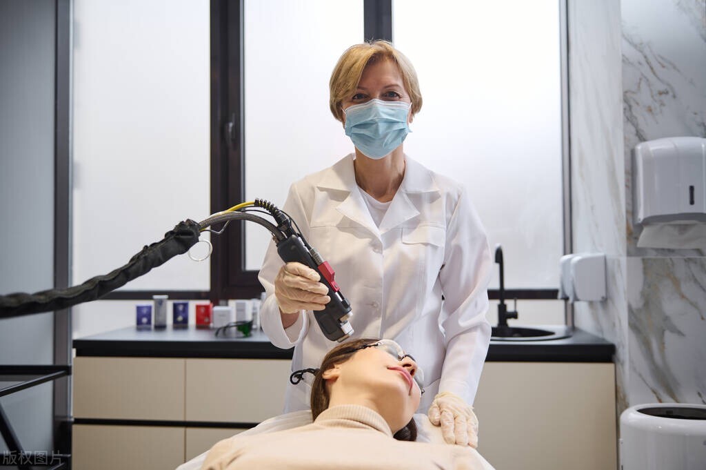 老年斑怎么去掉有什么办法,年轻人怎样预防以后老了有老年斑