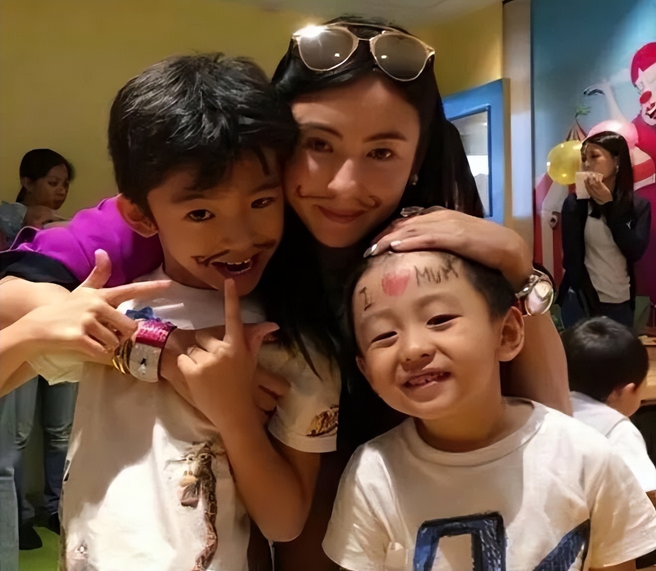 谢霆锋和王菲机场牵手完整版,王菲谢霆锋牵手张柏芝什么感受