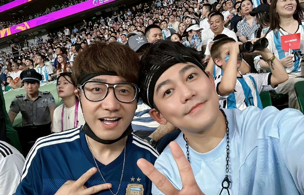 闯球场的球迷,球迷冲进球场拥抱梅西跑了多少米