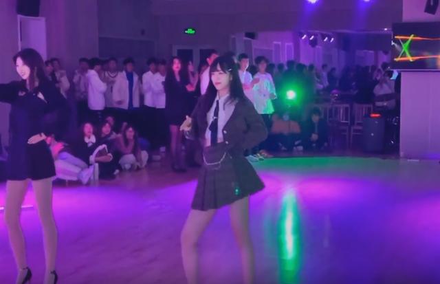 澶у鏍″洯缇庡コ鎿嶅満璺宠垶,澶у濂崇敓璺宠垶鎯婅壋鍏ㄦ牎