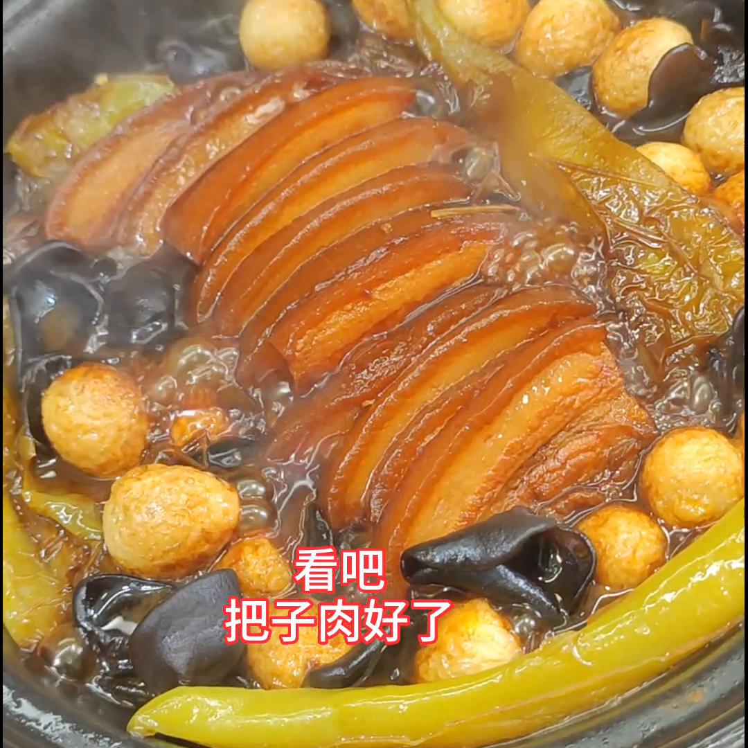 娃爹点菜:把子肉，配米饭。铁锅编出油脂，换砂锅小火慢炖...