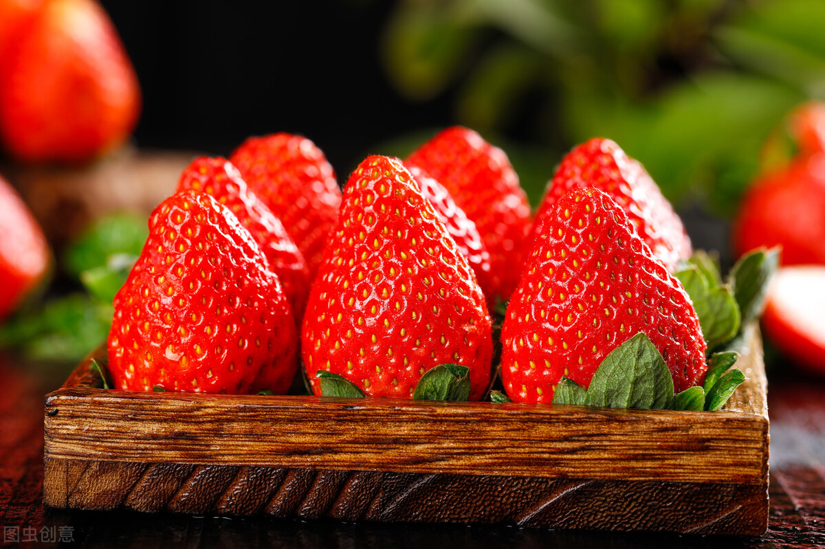 红艳的草莓,草莓红的正常吗