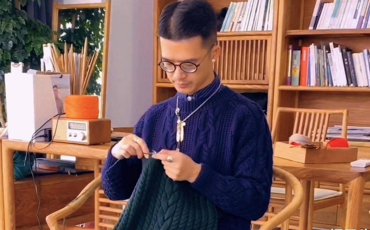 潘锐彬：全网最火织男，两登央视，一件毛衣卖8990，年入500万