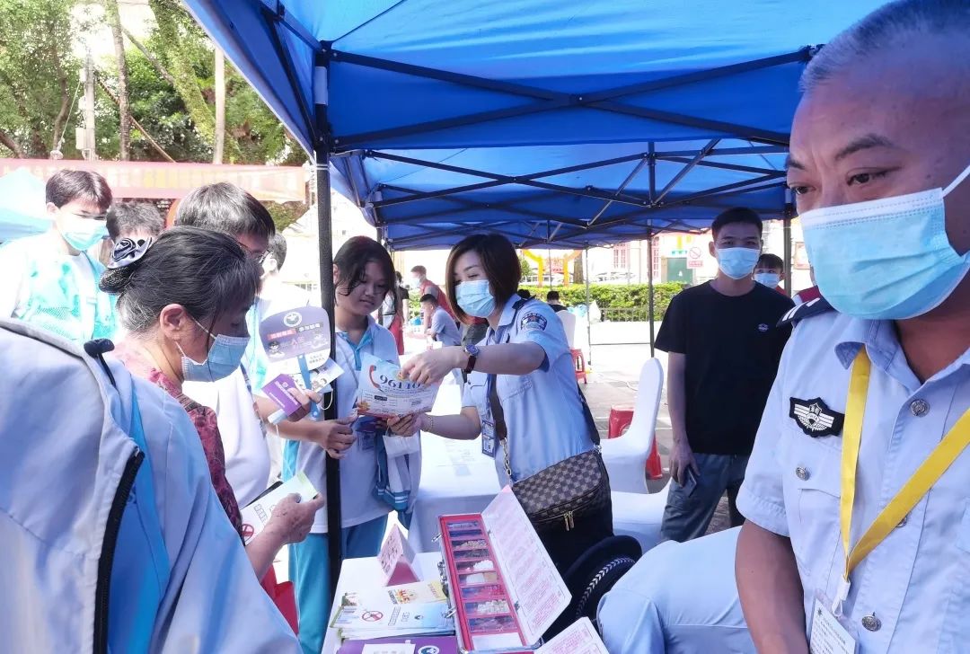 五指山民警“赶大集”，摆摊“促销”安全包