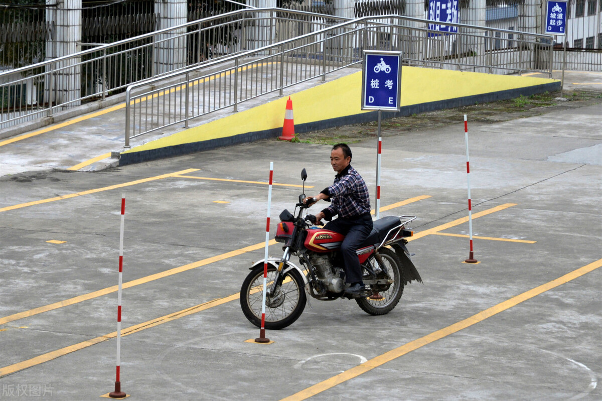 增驾摩托车驾照要考几个科目,摩托车考驾照要考哪些知识点