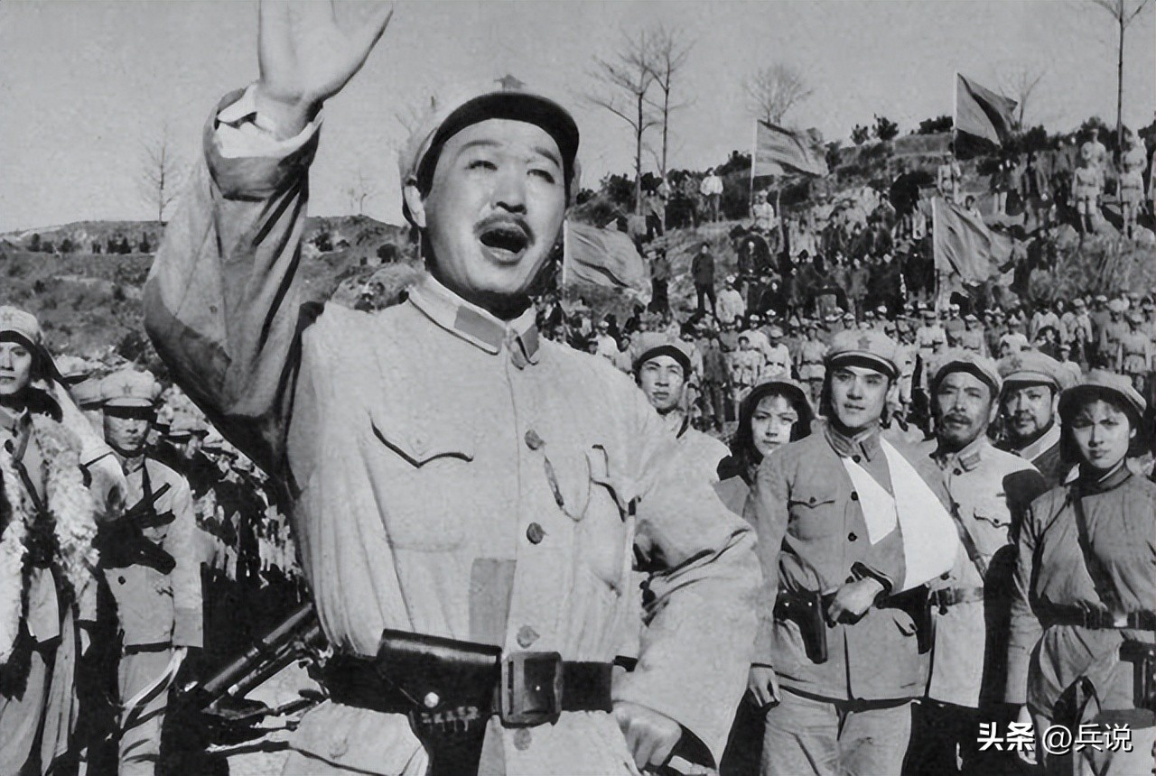 1955年授衔，陈赓闷闷不乐，贺龙安慰：是想老战友了吧