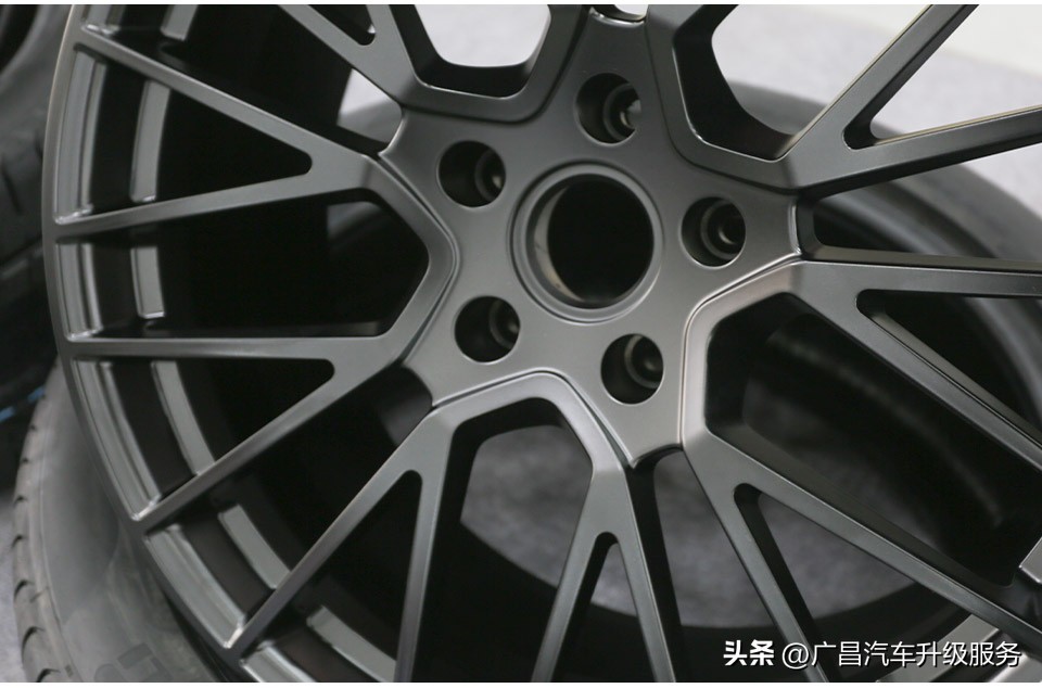 保时捷卡宴2023胭脂红颜色,保时捷卡宴老款升级黑红