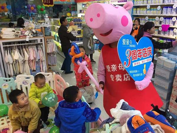 母婴店进店位置放什么能吸引顾客 (母婴店如何吸引顾客到店)