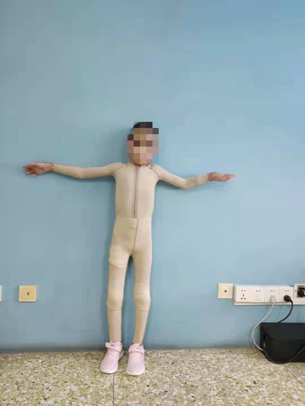 女村干部带孩子买篮球发现店家液化气泄漏，处置时爆炸受伤又遭店主索赔28万