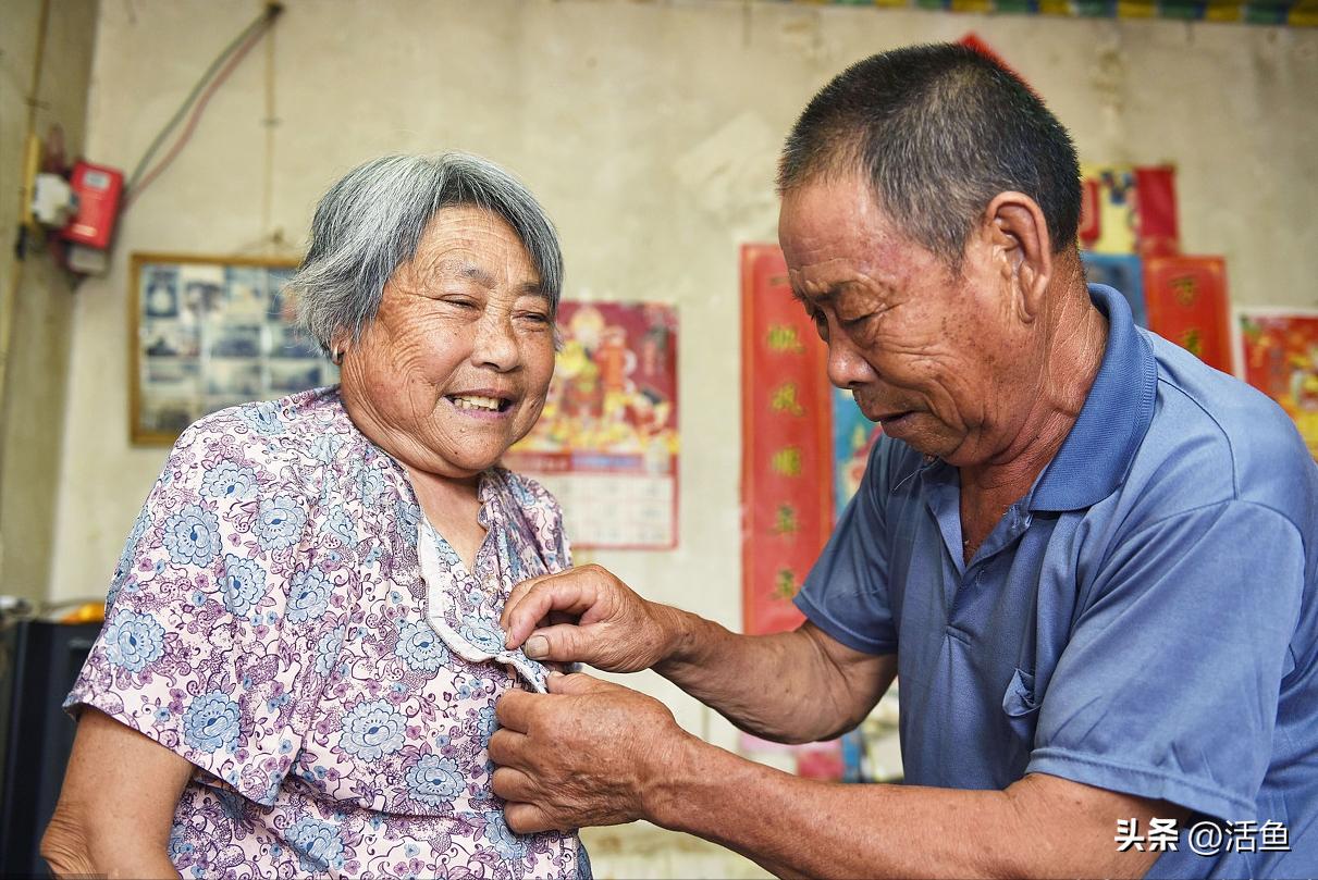 老公连续半年偷偷给娘家寄钱,丈夫给养女家寄钱