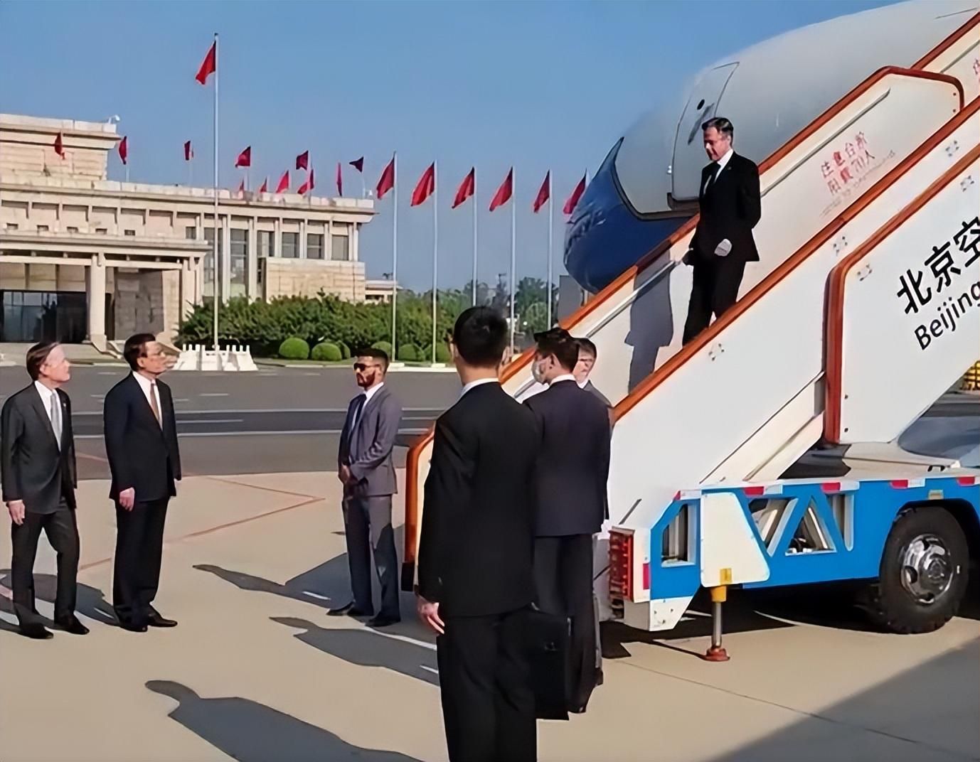 布林肯乘坐专机抵达北京,美媒看待布林肯访华成果评论解析