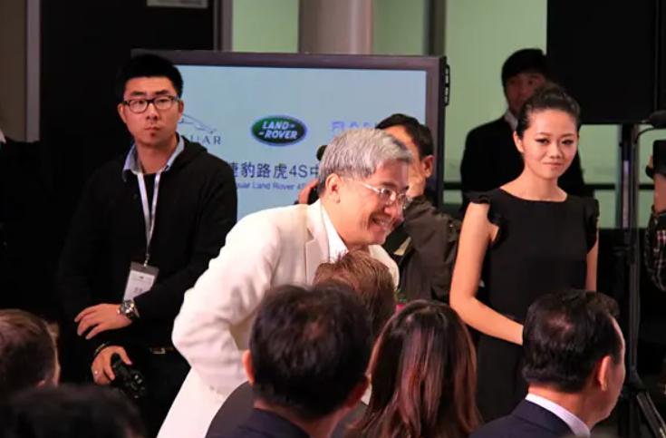 *咸平郎**：*养包**小31岁空姐，联合妻子夺回两套房，还要900万赔偿