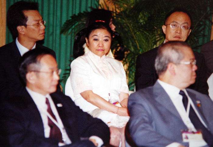 香港富婆60岁扎双马尾，只为等被绑丈夫，死后800亿遗产无人继承