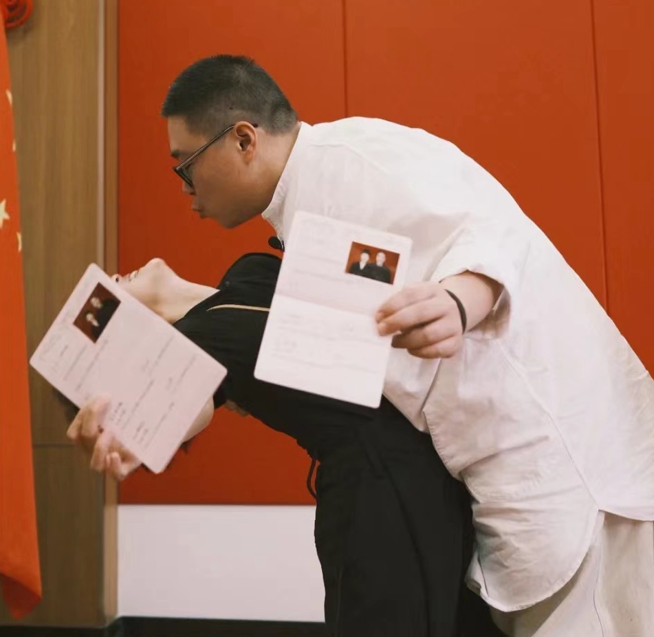 郝劭文在哪领证结婚的,郝劭文晒出结婚照