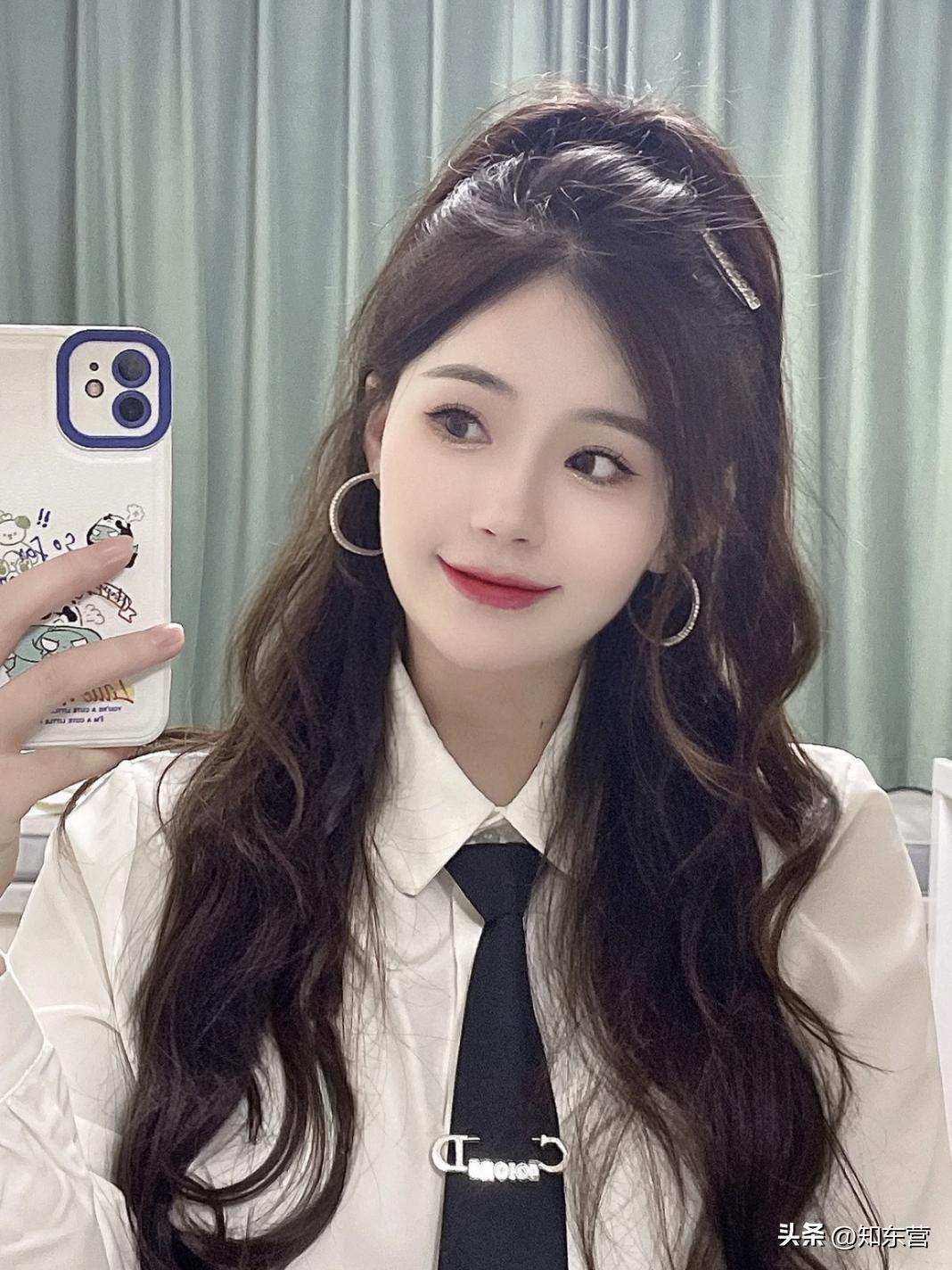 冬天披发好看又显脸小的发型,冬季干净利落减龄的发型