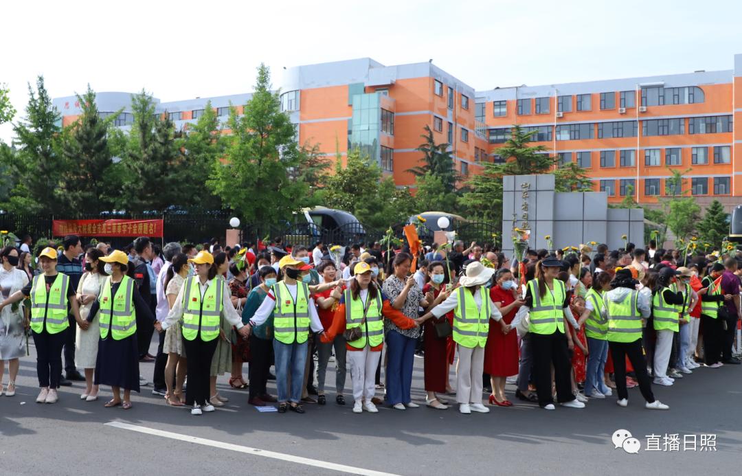 直击2023高考现场暖人瞬间,直击2023高考场外实拍视频