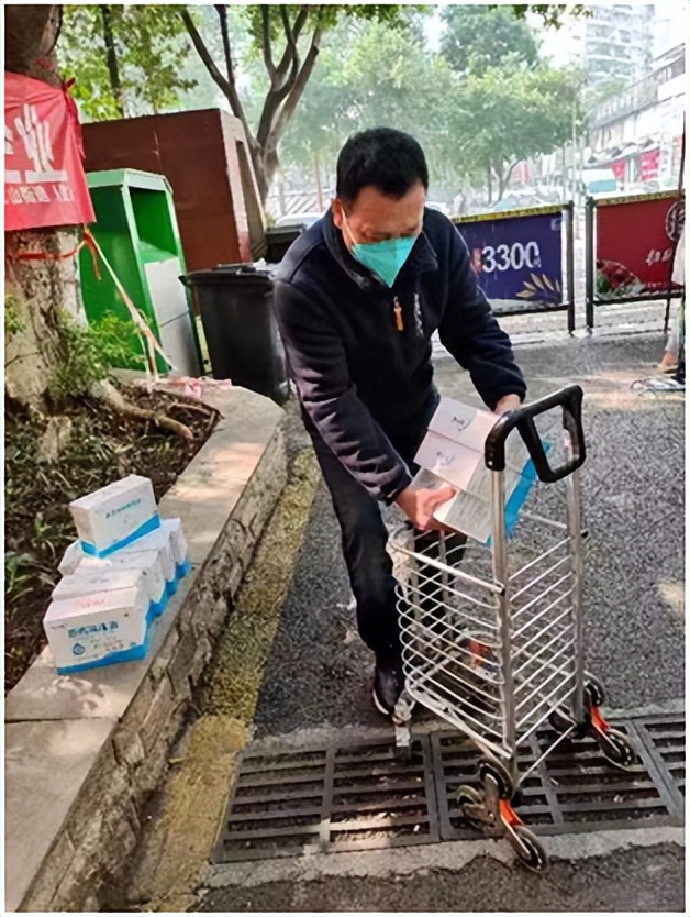 下沉“疫”线倾力服务用“志愿红”守护“健康绿”——市*访信**办*党**员干部积极助力打赢疫情歼灭战