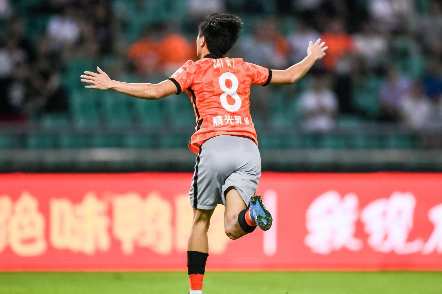 申花23岁本土小将闪耀中超赛场,新外援加盟上海申花最新消息