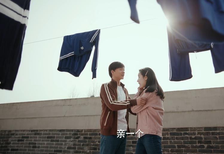 用假发遮住额头就是少男？37岁唐曾演大学生，满脸褶子太辣目