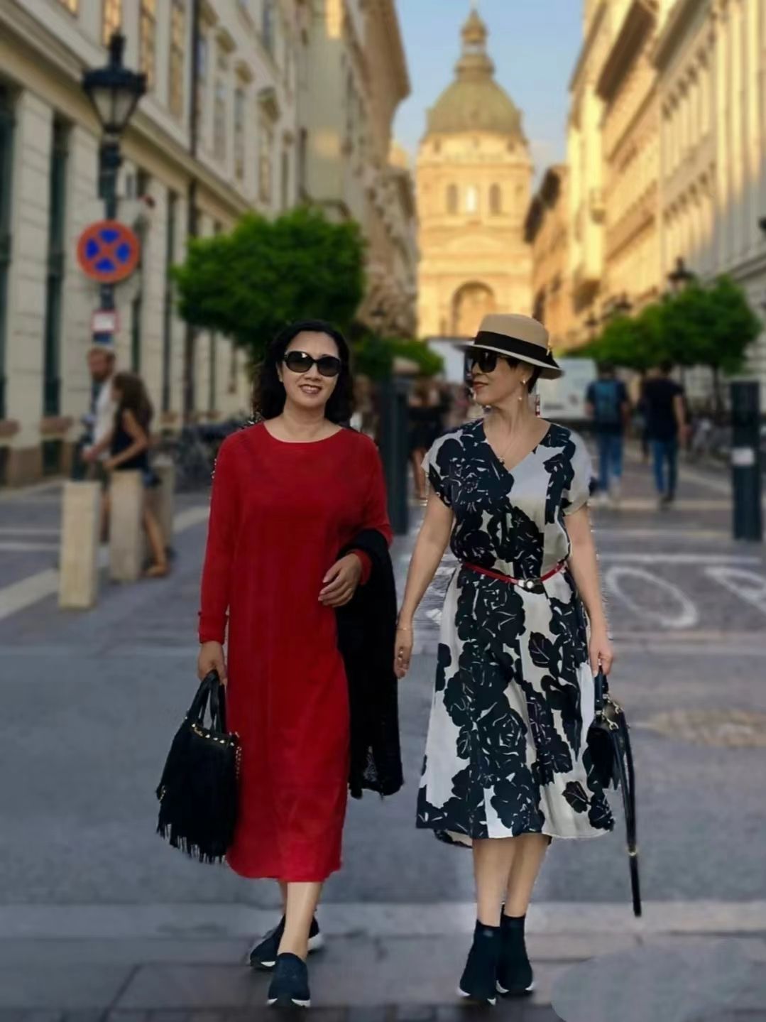 中老年穿裙子配什么鞋好看,五十多岁短发的服饰穿搭