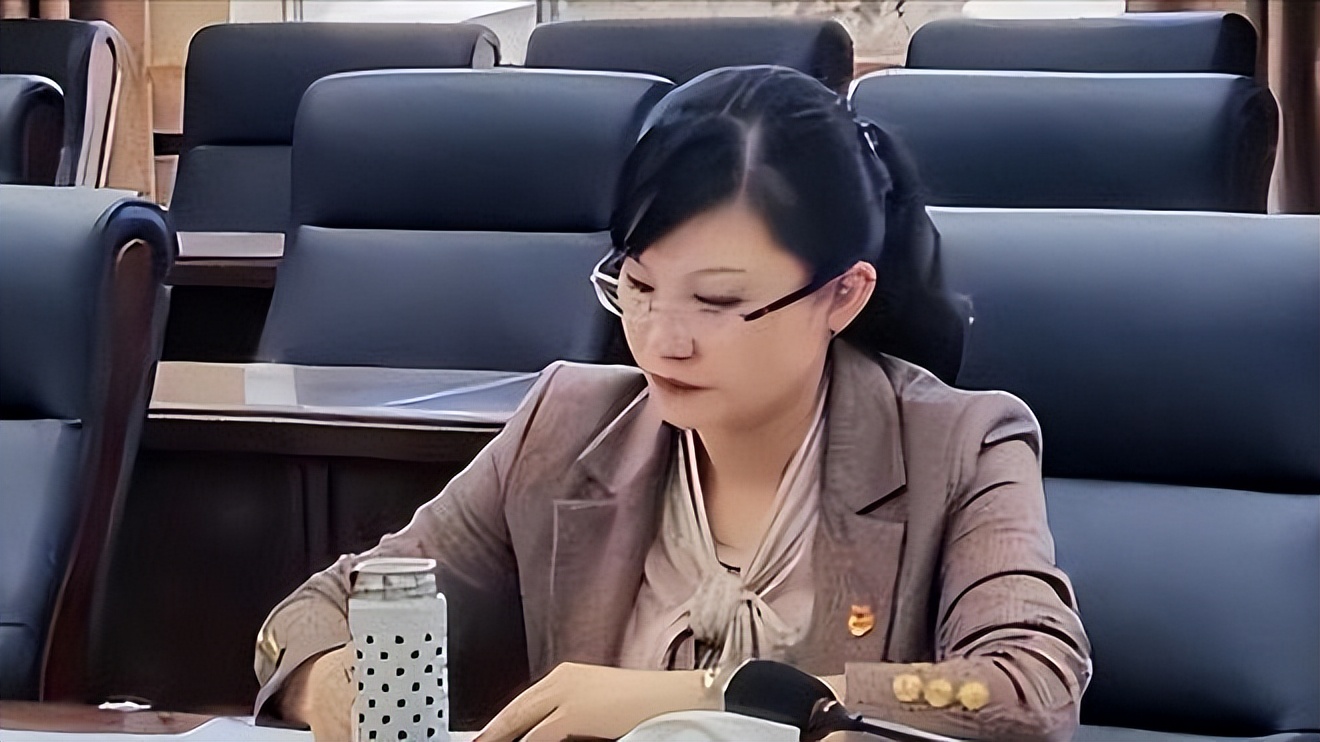 警花副局长聚众吸毒,迫使下属与其发生关系,三观尽毁无下限