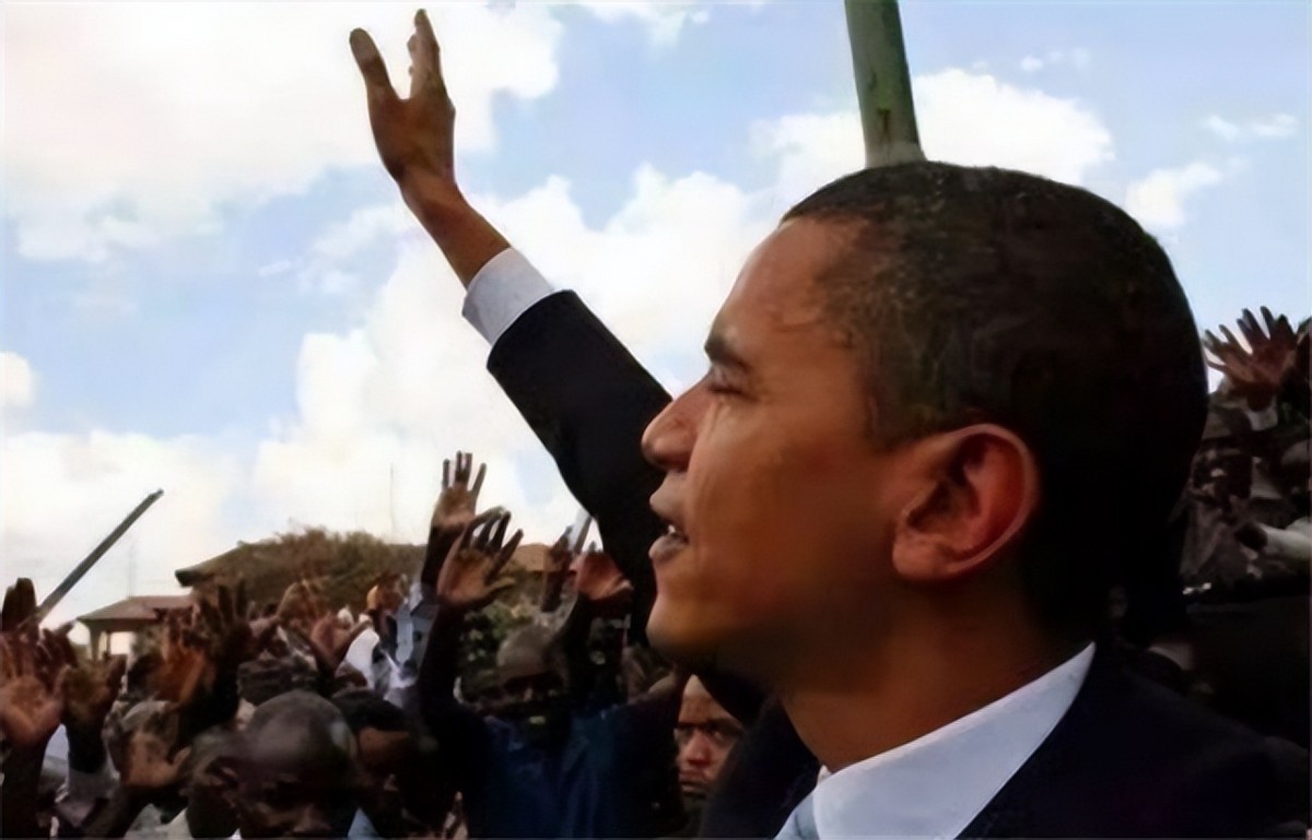 奥巴马第一次回非洲老家：帮祖母扛大米，和兄弟坐在田里喝酒