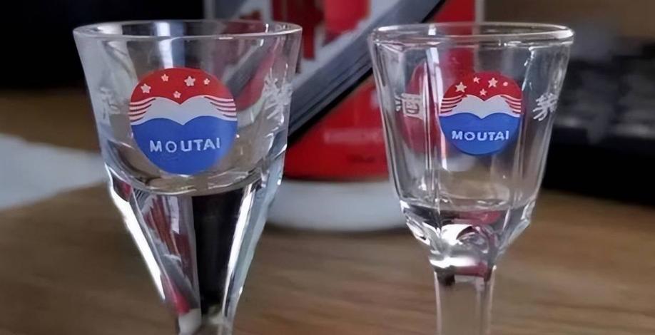 茅台送的小酒杯是几钱,茅台酒为何送个小酒杯