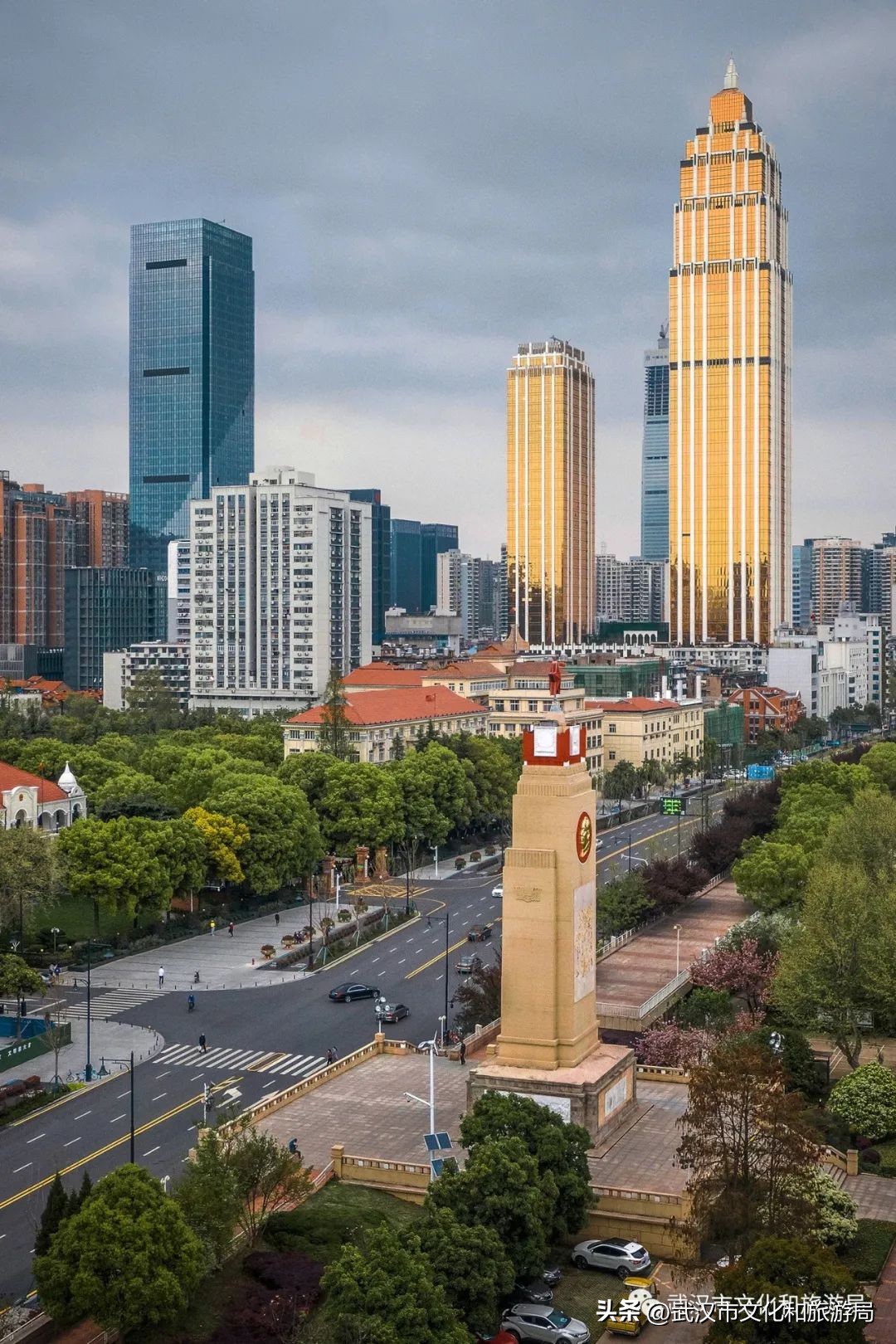 来武汉一定要去一趟东湖看荷花,来武汉看樱花吧