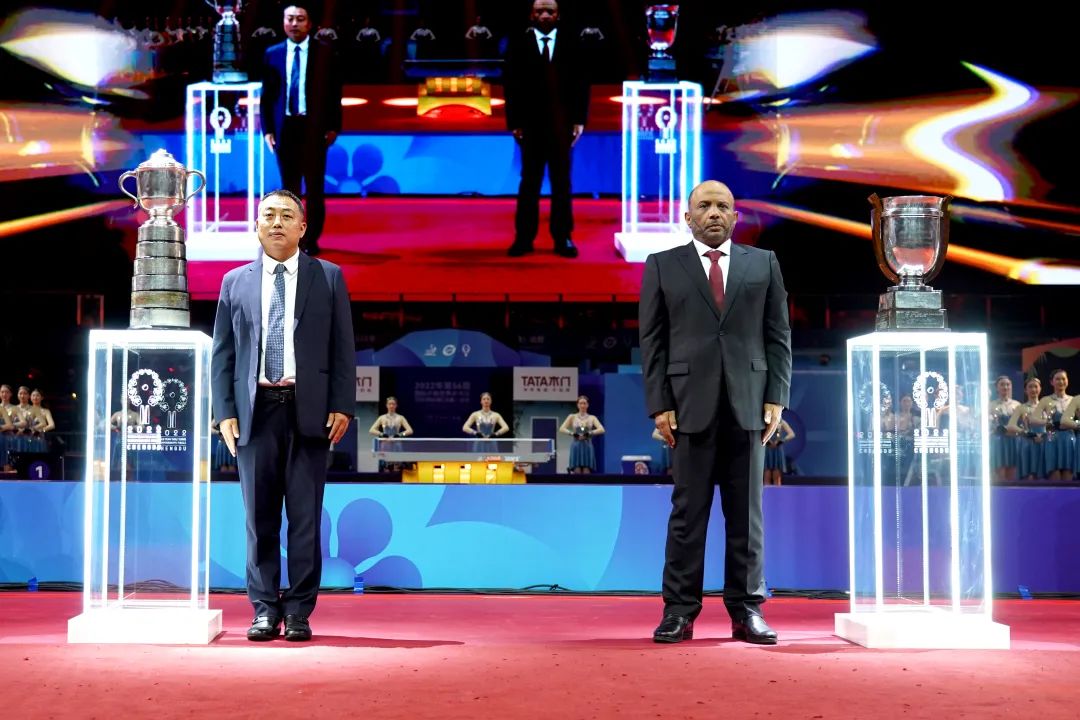 刘国梁给孙颖莎陈梦颁奖,刘国梁瓦尔德内尔杯