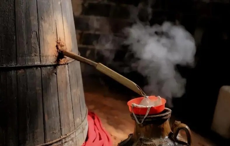 农村小伙自己酿酒喝,农村小作坊酿酒能不能喝